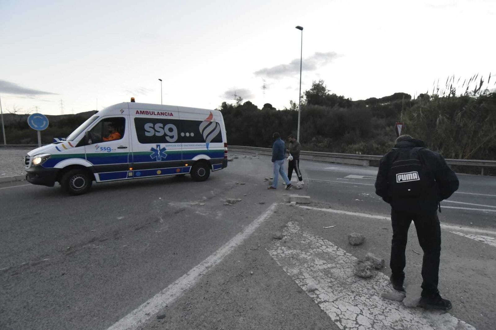 Una ambulancia circula junto al piquete de la CA-34 durante la huelga.