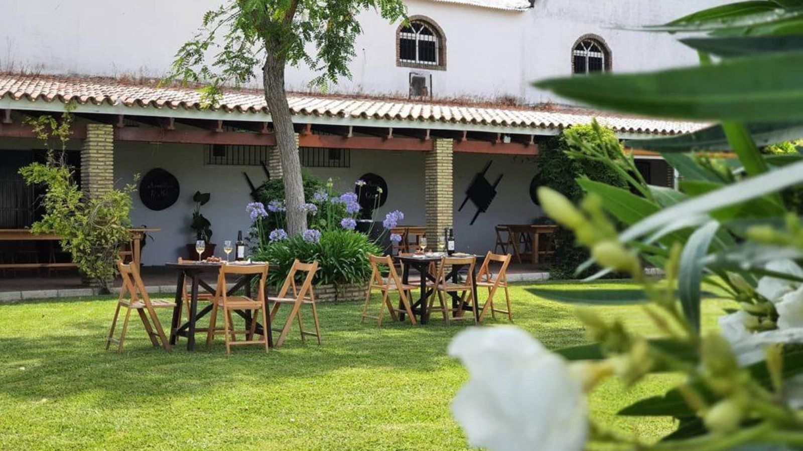 Porche y jardin de la bodega.