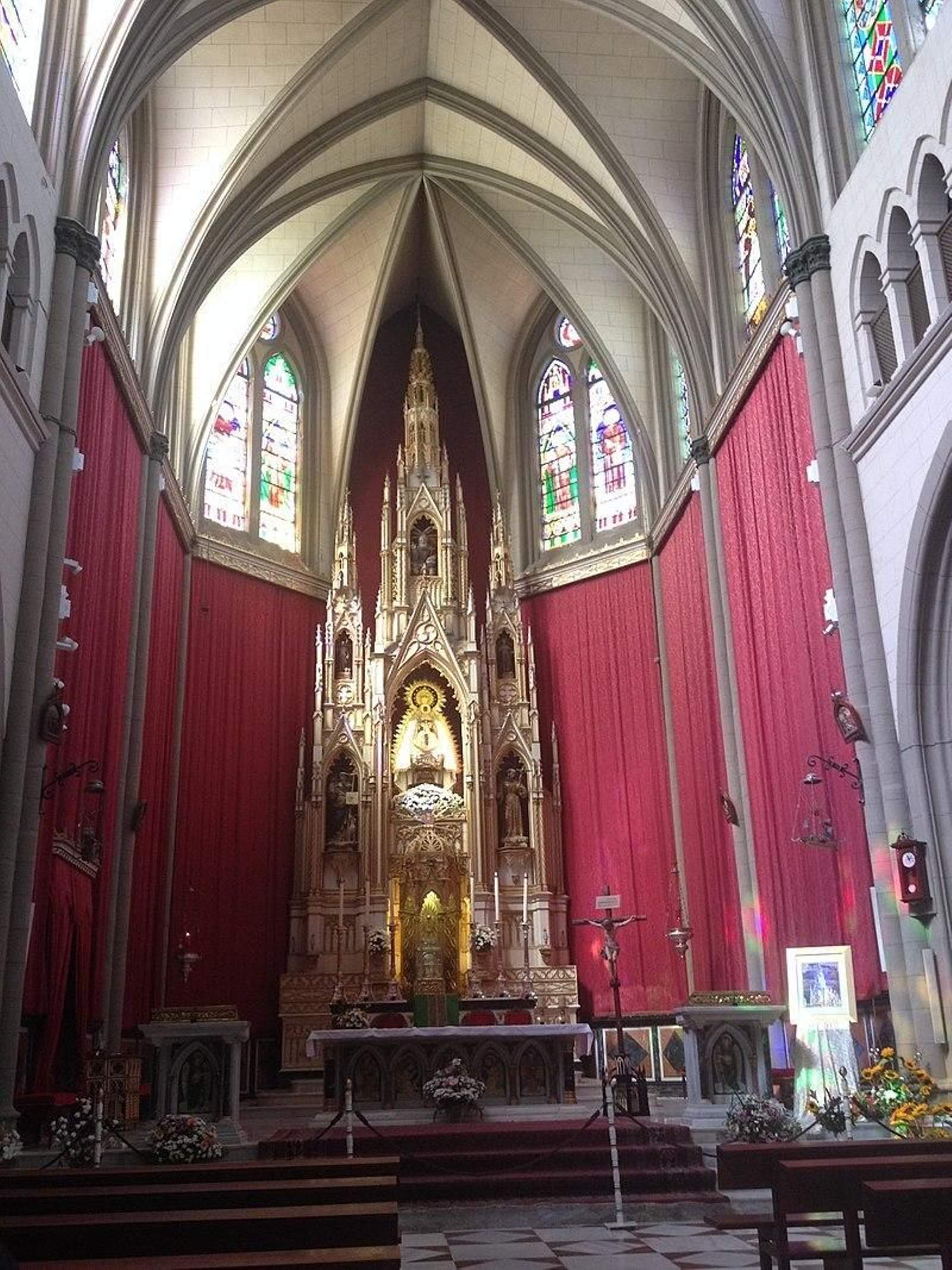 Interior del Santuario de la Virgen de Regla.