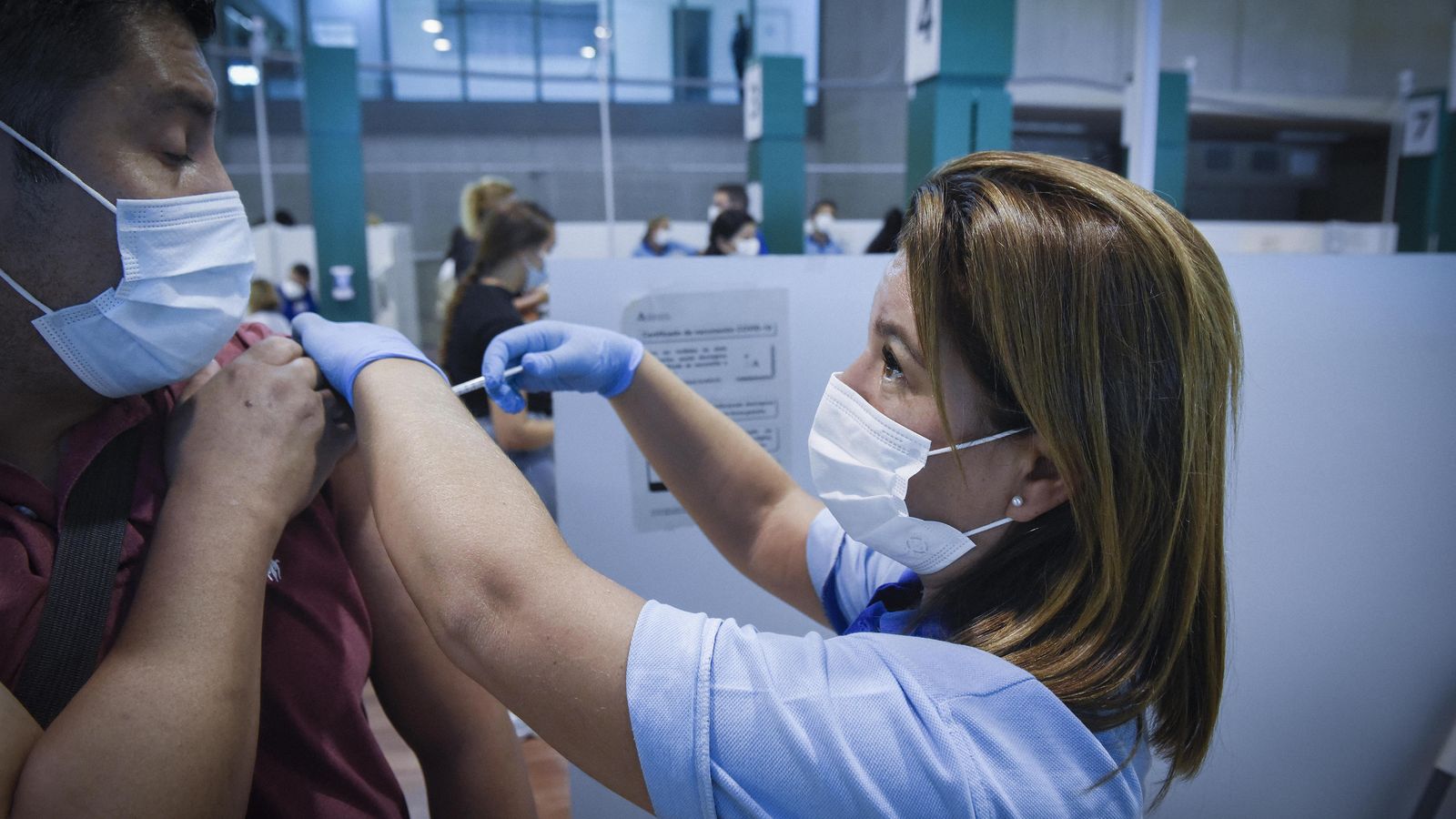 Lola Osuna, mientras vacuna en La Cartuja.