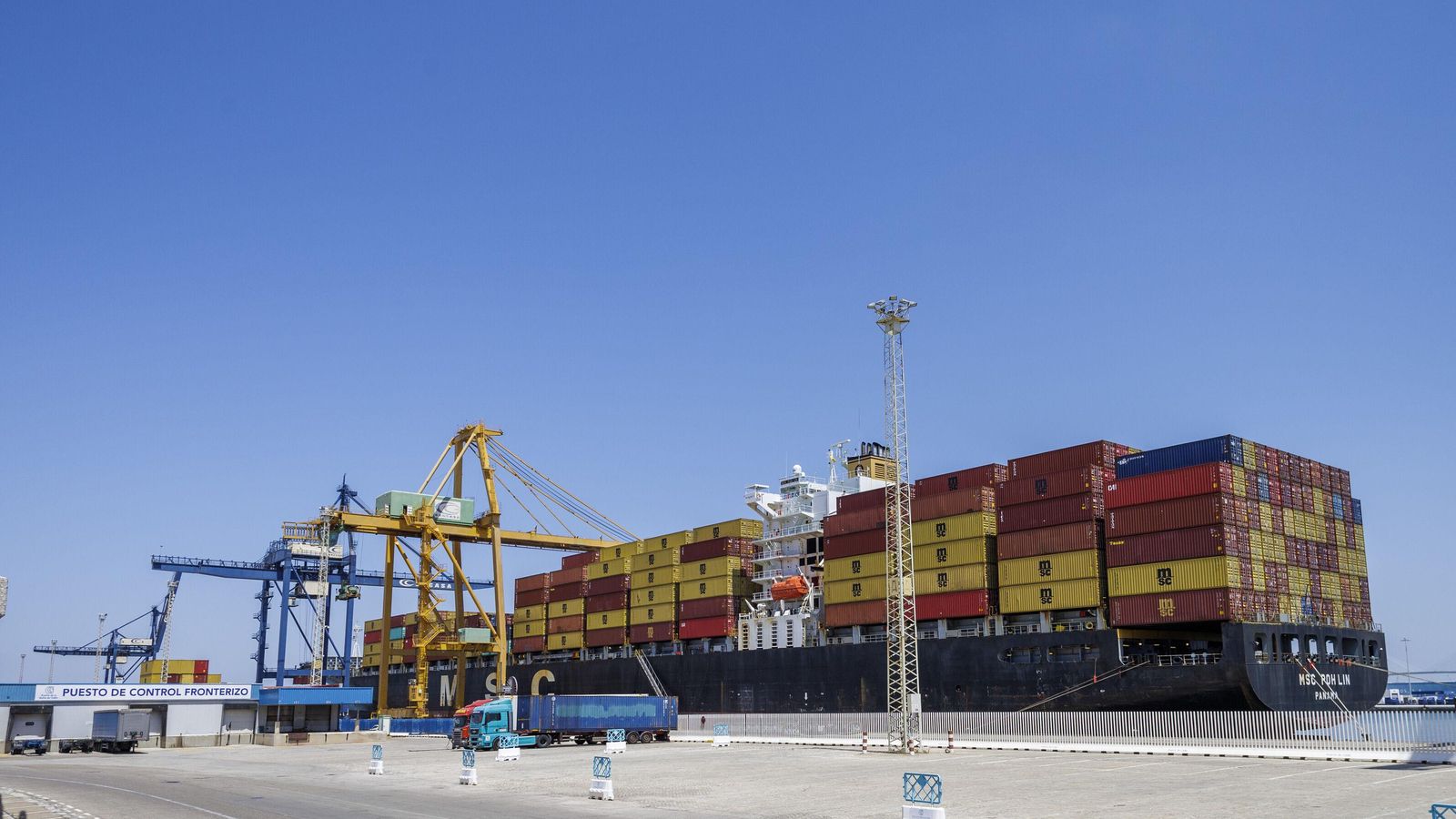 El buque ‘MSC Poh Lin’, atracado en la terminal Reina Sofía del muelle de Cádiz.