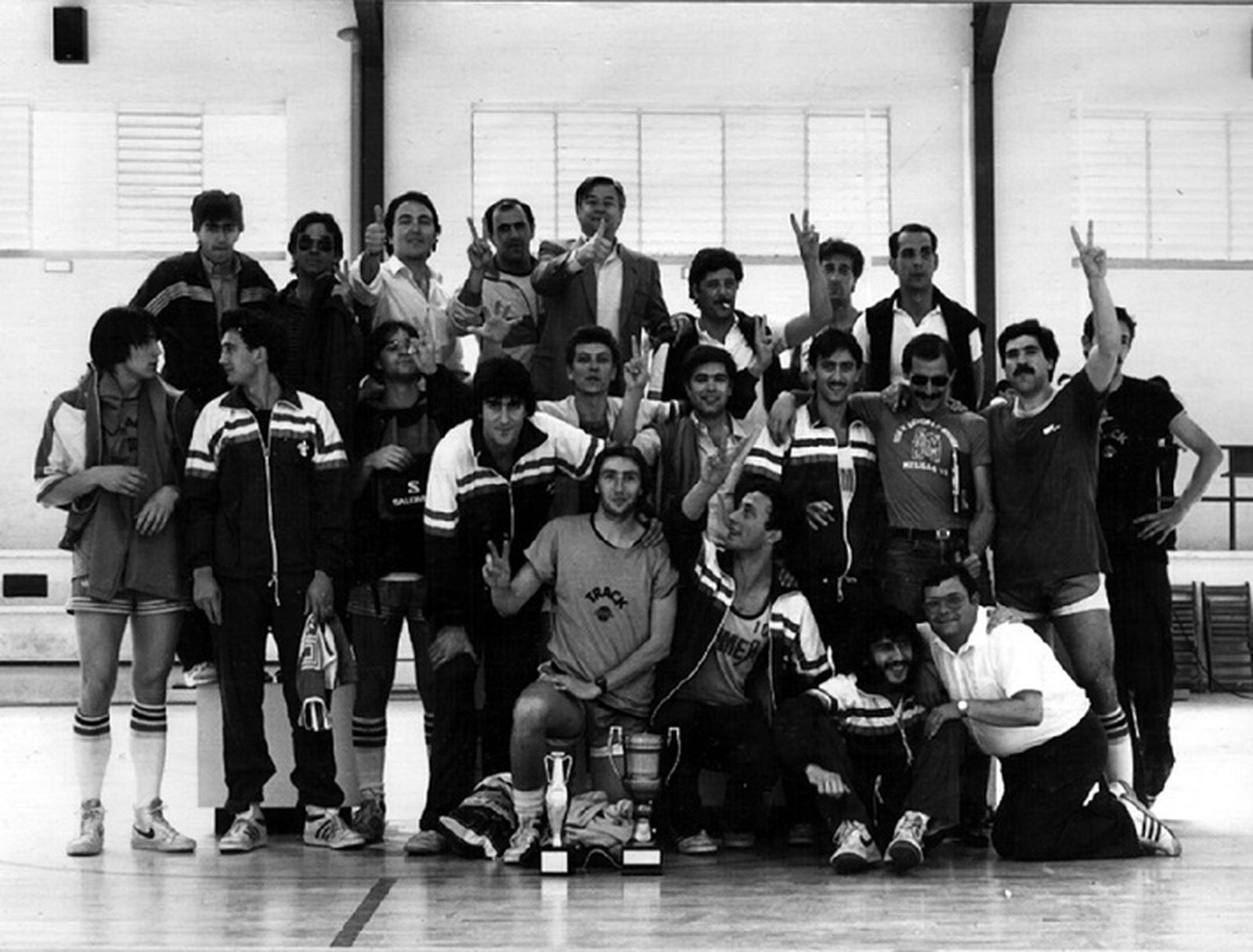 Raúl Ruiz, el tercero empezando por arriba de izquierda a derecha y con camisa blanca, tras el ascenso a Primera B en Melilla.