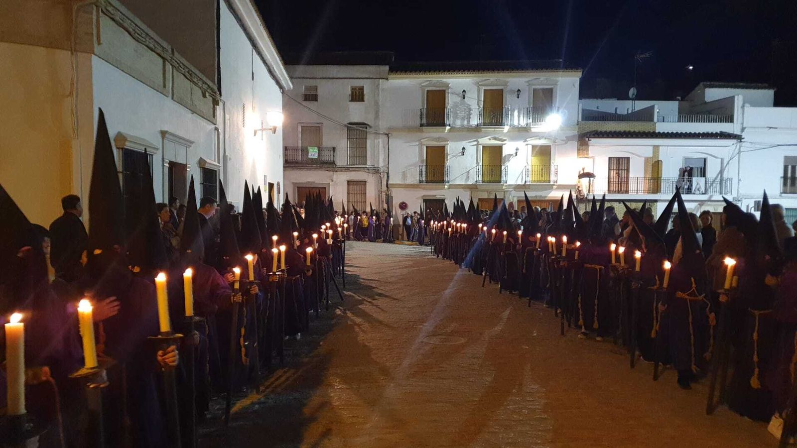 Miércoles Santo en Castro del Río: La visita del Cristo de la Buena Muerte al cementerio, en fotografías