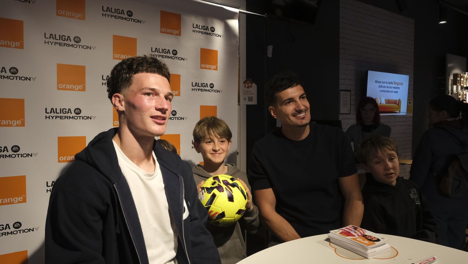 Búscate en las fotos de la firma de los jugadores de la U.D. Almería en la tienda Orange