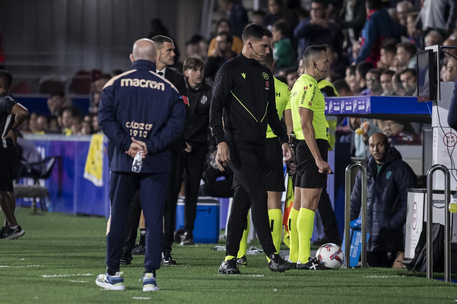 Las imágenes del partido entre el Huesca y el Cádiz C.F