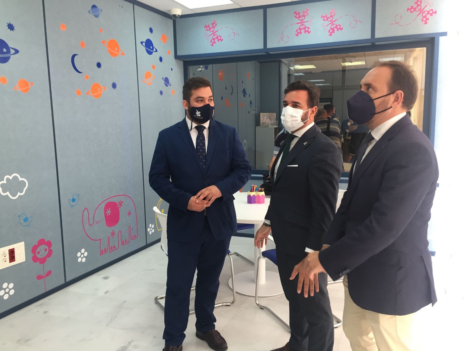 El viceconsejero de Justicia, en la nueva sala Gessell de la Fiscalía de Menores de Cádiz.