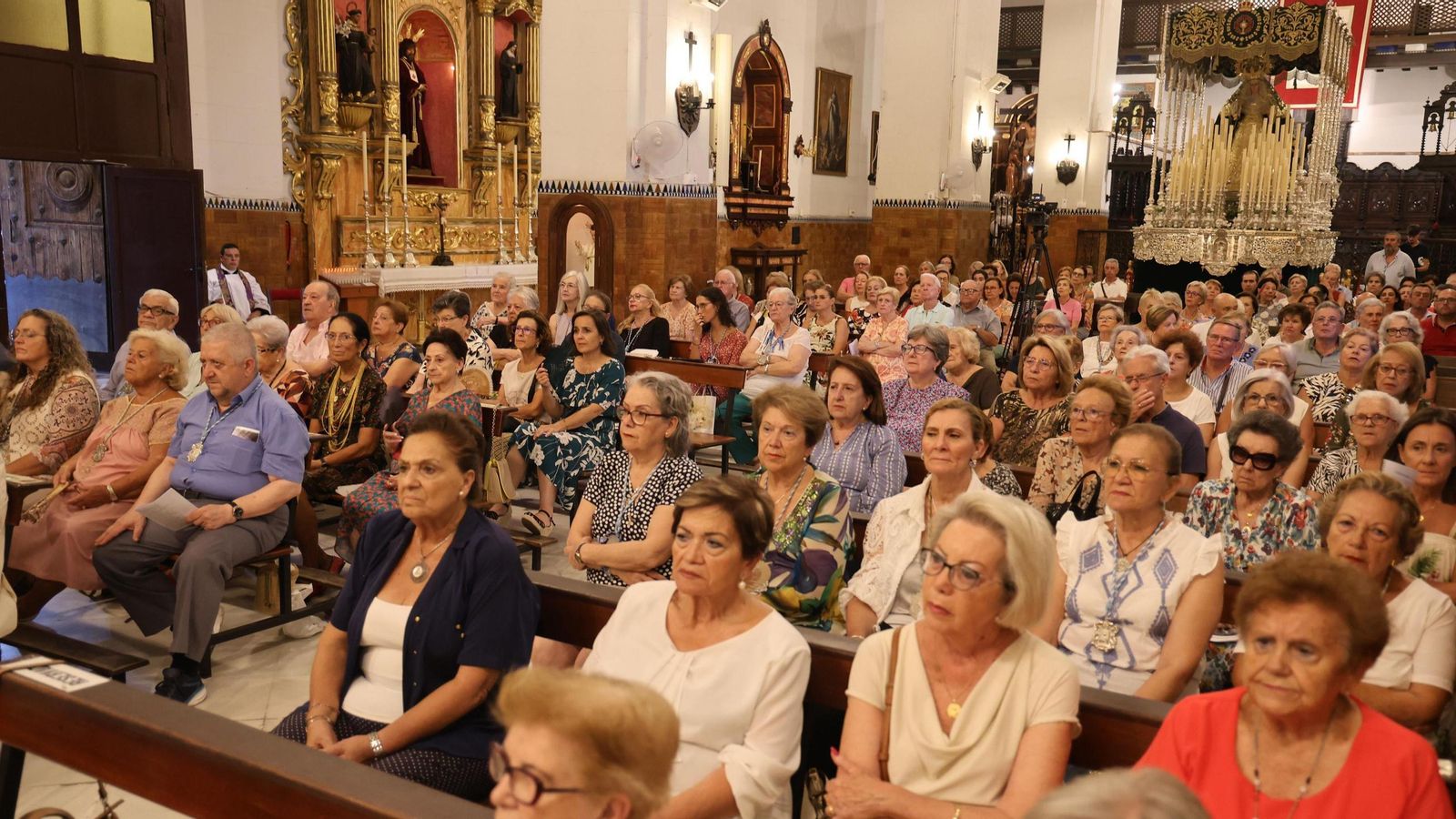 Bancos llenos en la Parroquia Mayor de San Pedro