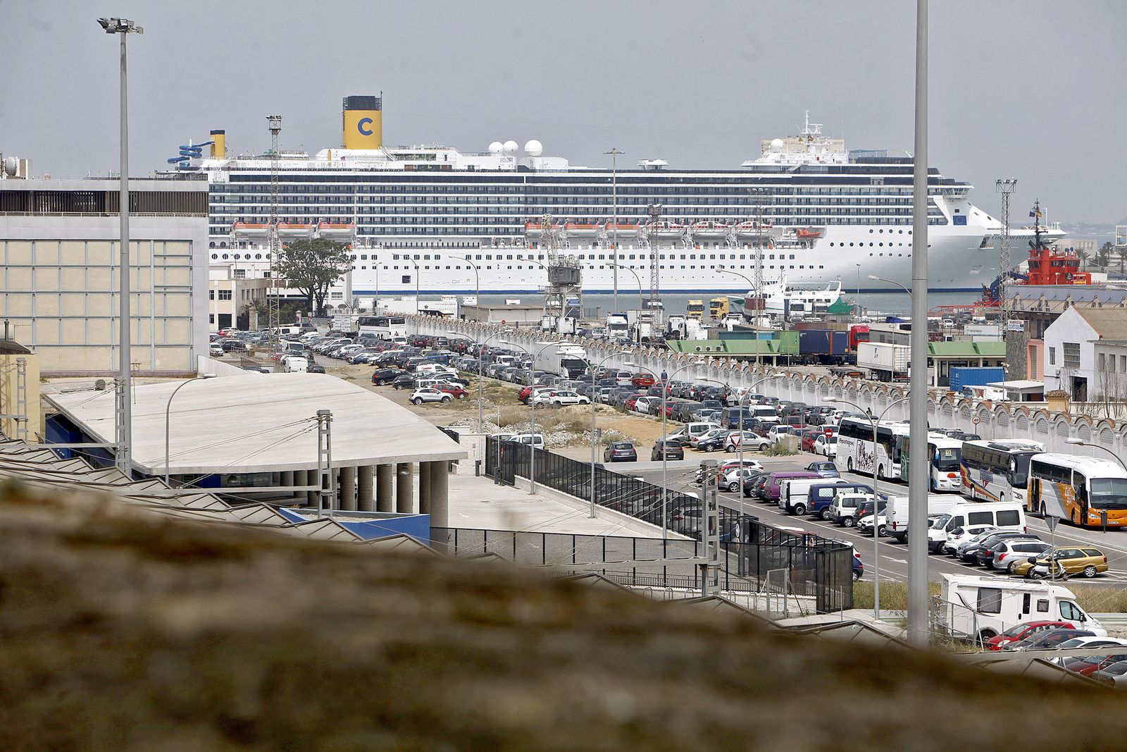 Imagen panorámica del puerto de Cádiz visto desde Bahía Blanca