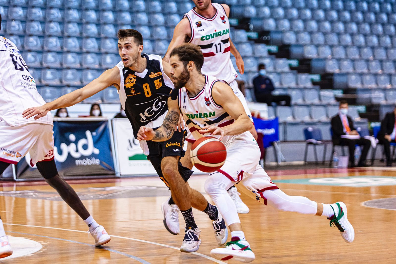 Christián Díaz trata de superar a Adrián Chapela en el partido de Lleida.