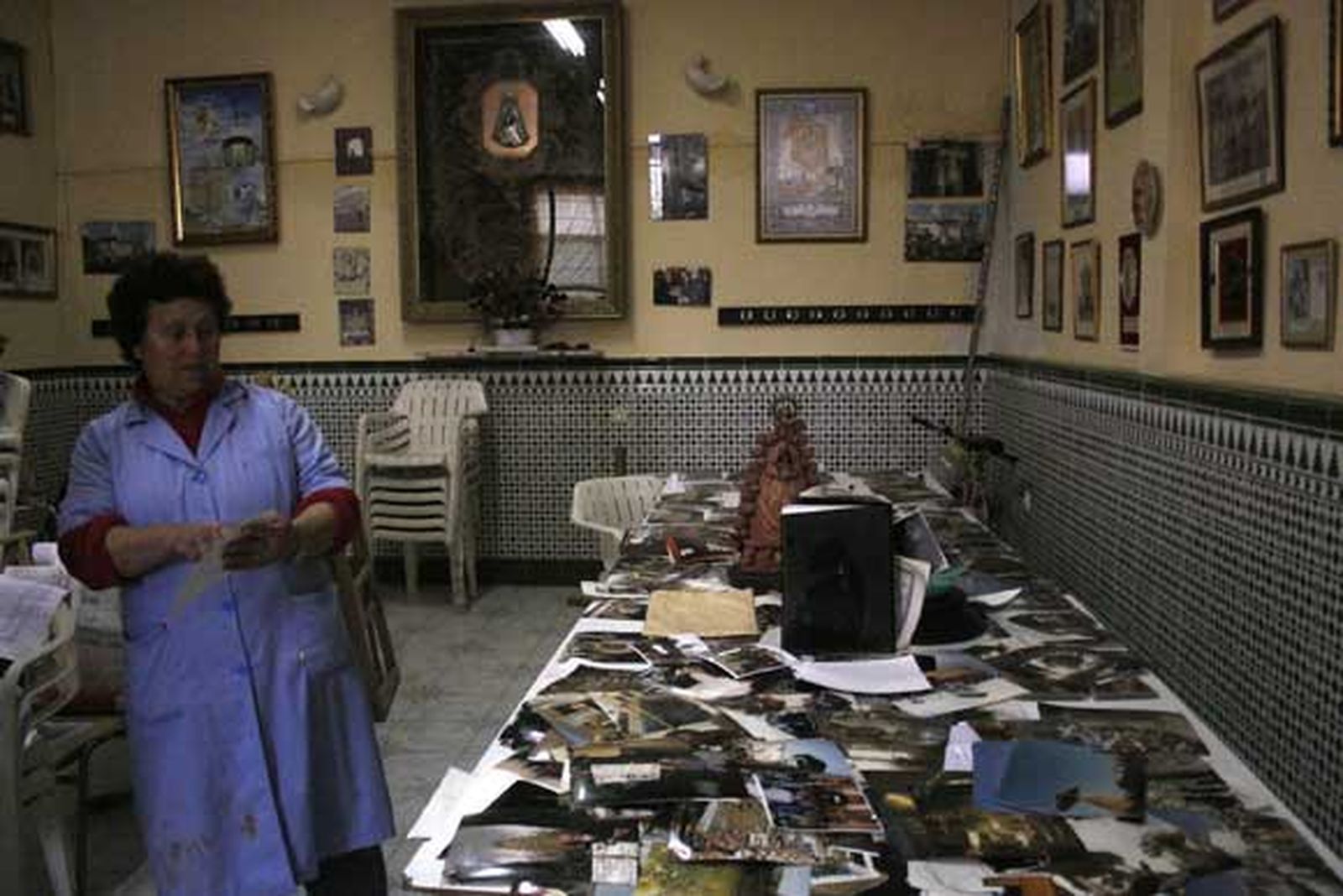 La iglesia está en la fase de recuperación y de valoración de daños. El padre Llanes explica la homilía a viva voz porque los altavoces no funcionan tras la riada./Fotos:Vanessa Pérez

Foto: Vanessa Perez