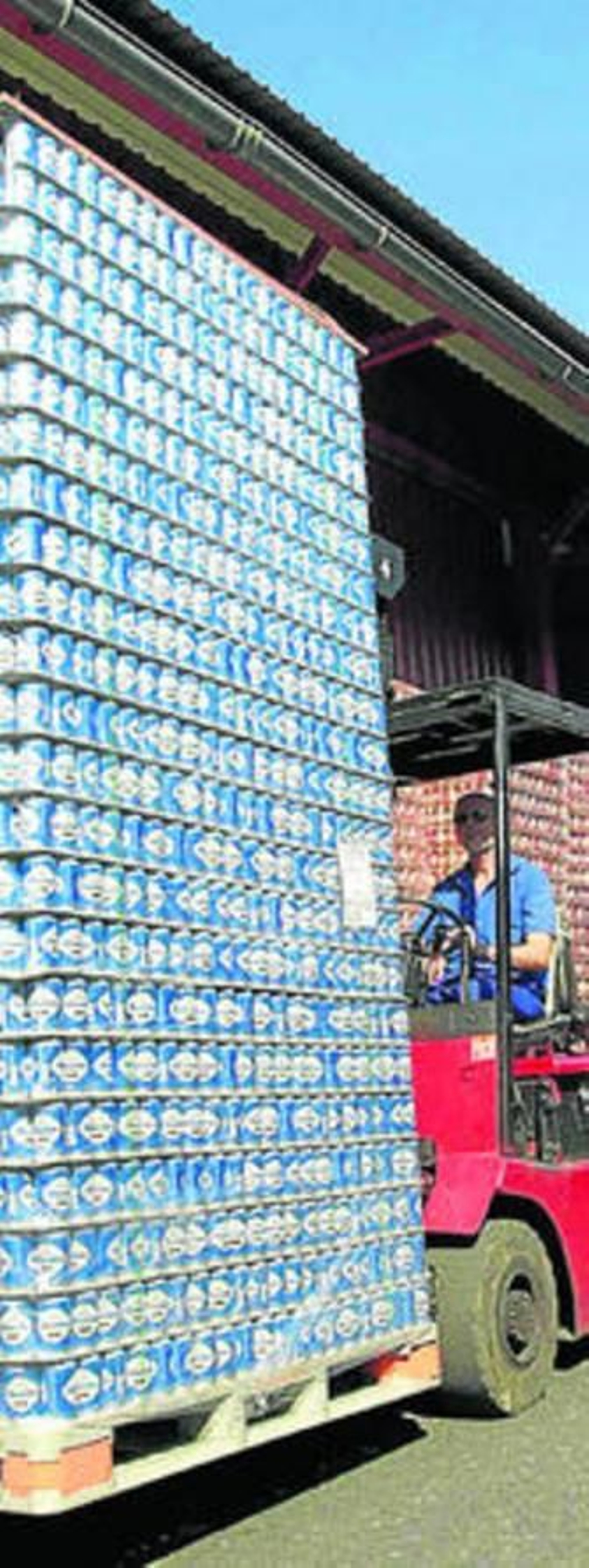 Un operario transporta una carga de latas en la sede de Cervezas Alhambra.