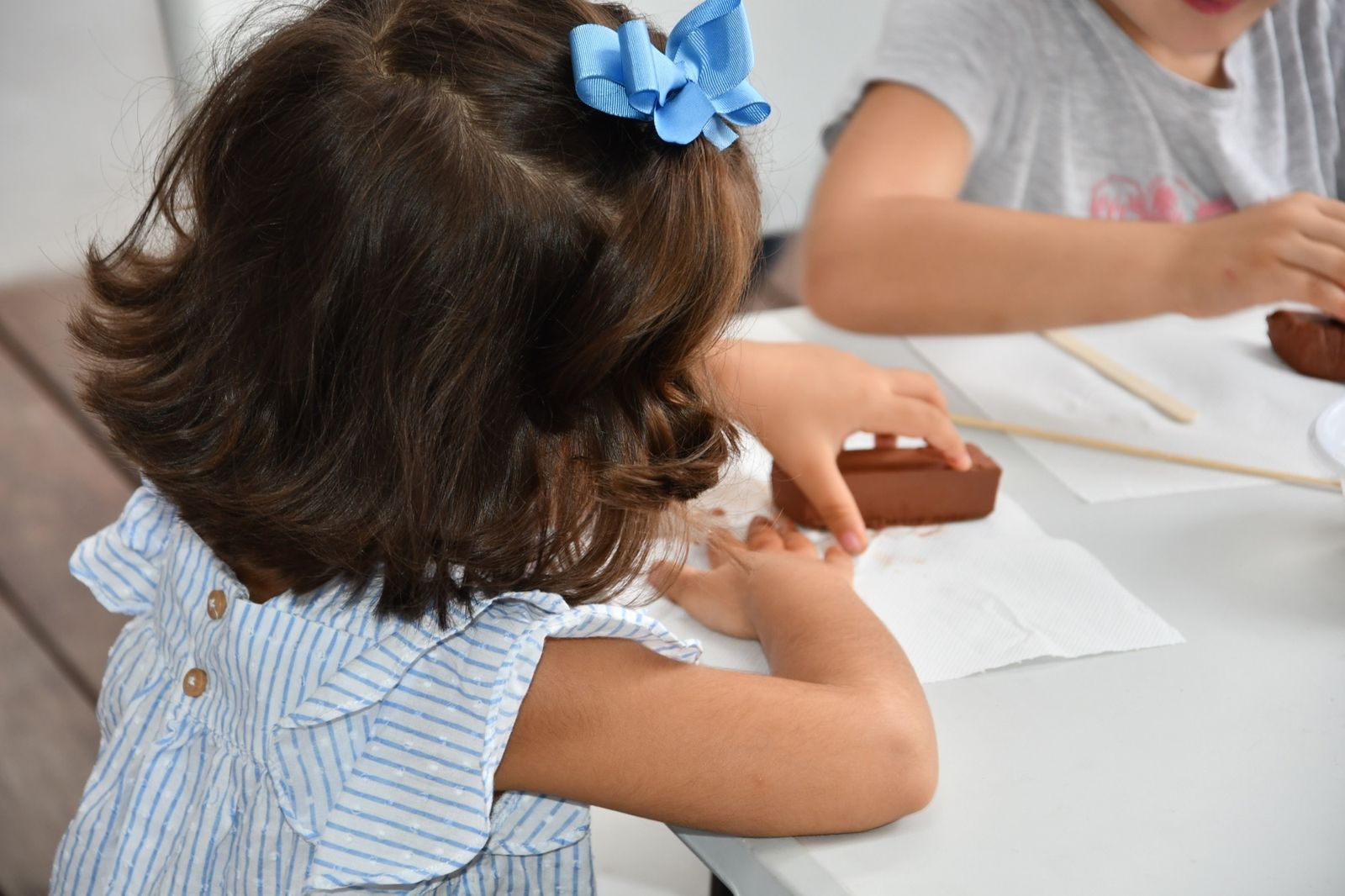 Una niña modela con arcilla en el Museo Carteia.
