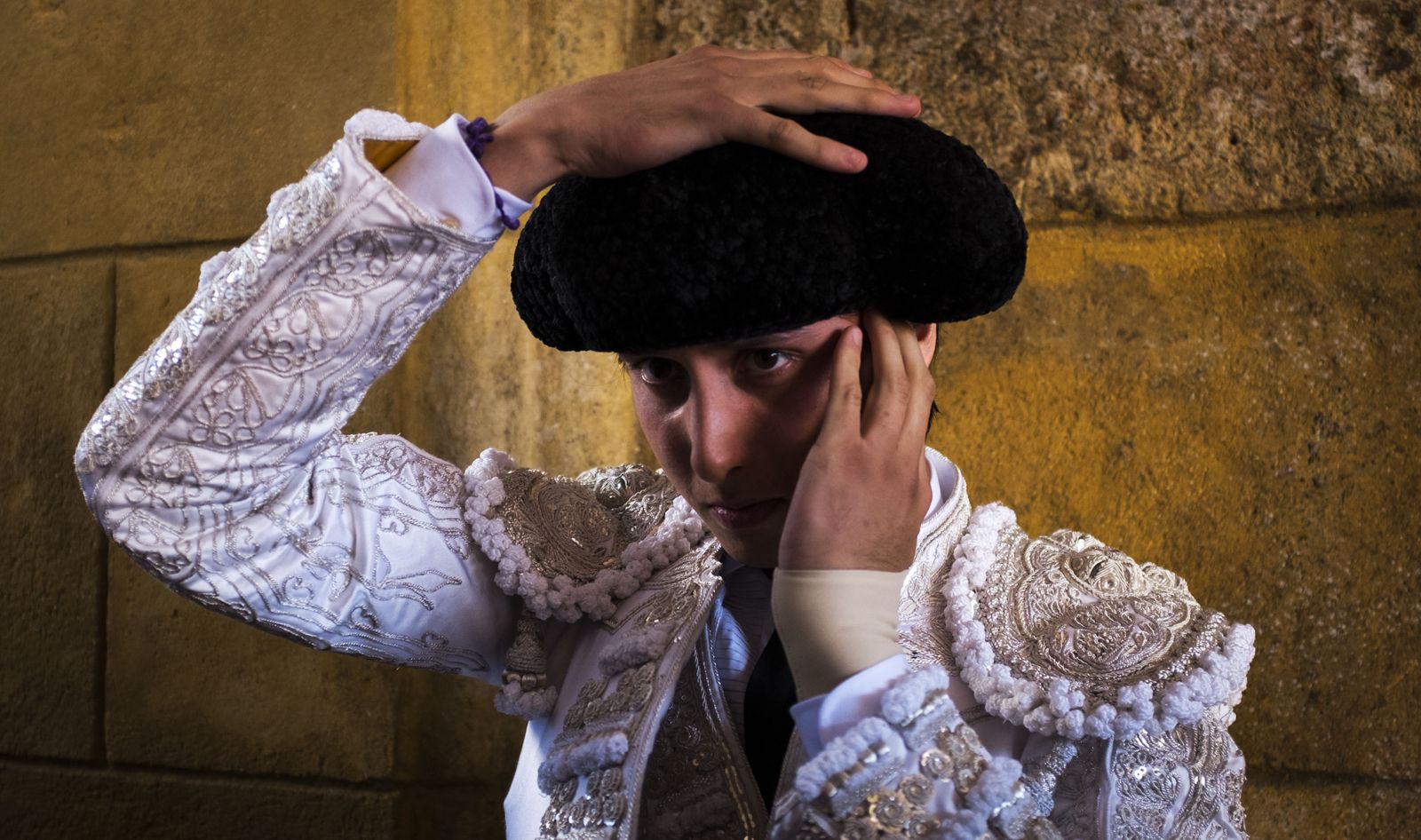 Andrés Roca Rey, calándose la montera antes de hacer el paseíllo en La Maestranza