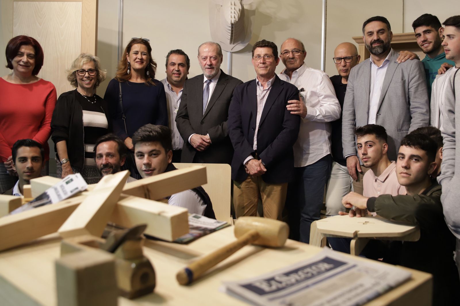 El presidente de la Diputación de Sevilla con los alumnos de FP del Virgen de los Reyes.