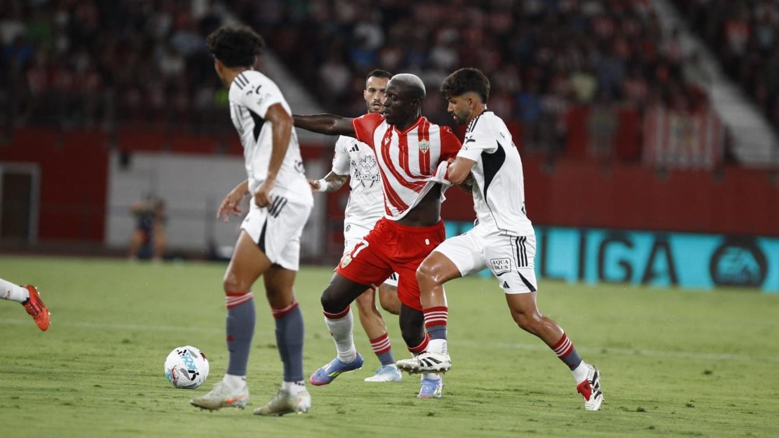 Dion Lopy protege el esférico ante la presión de un rival.