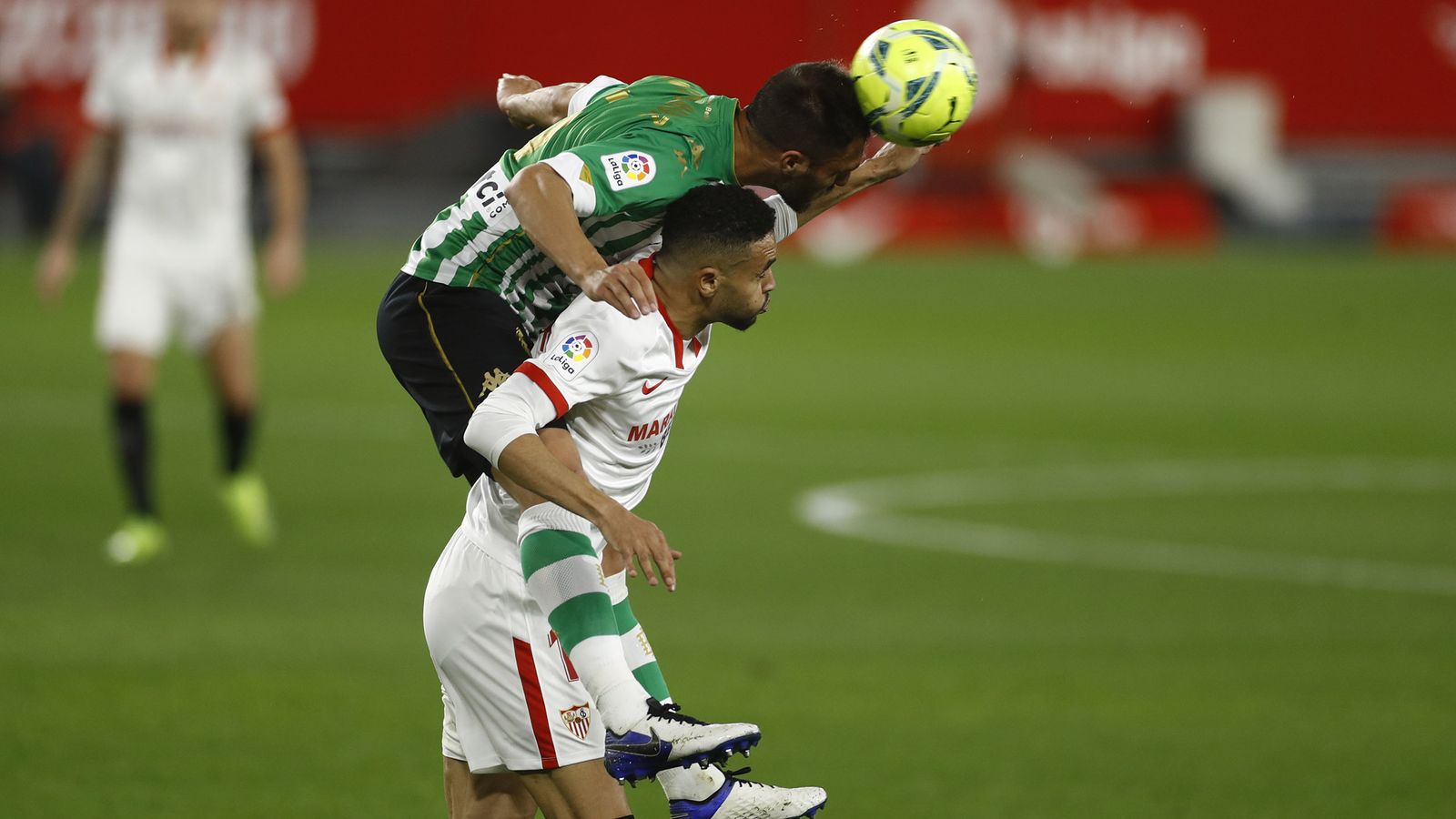 Víctor Ruiz salta por encima de En-Nesyri.