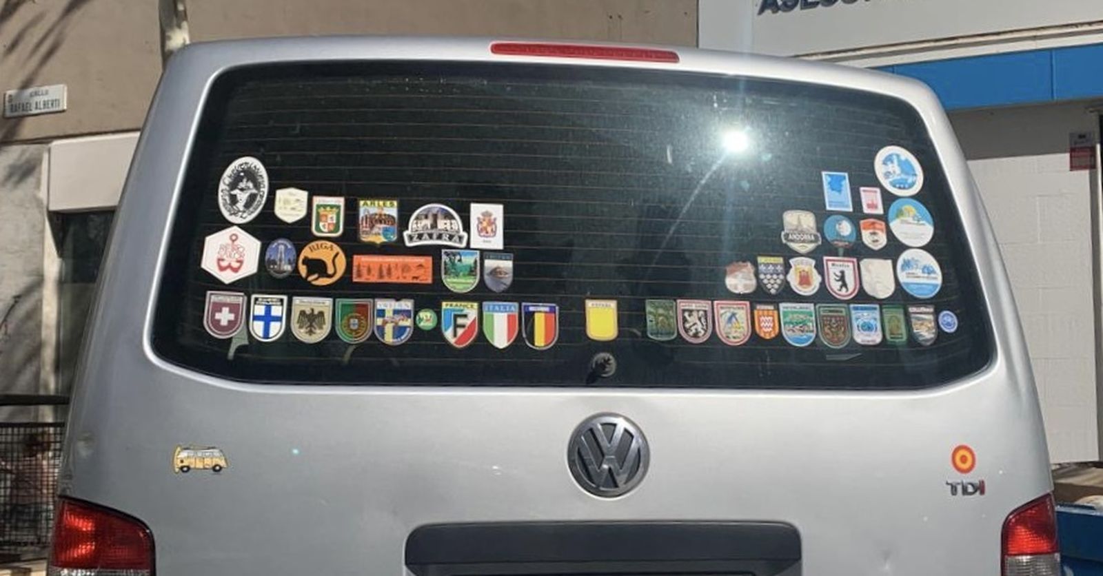 Furgoneta de Estonia aparcada en Almería con su cristal lleno de adhesivos.