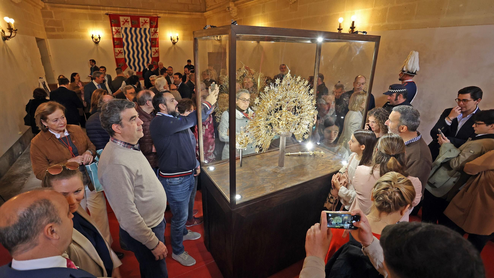 La Corona de la Virgen del Carmen en el Ayuntamiento de Jerez
