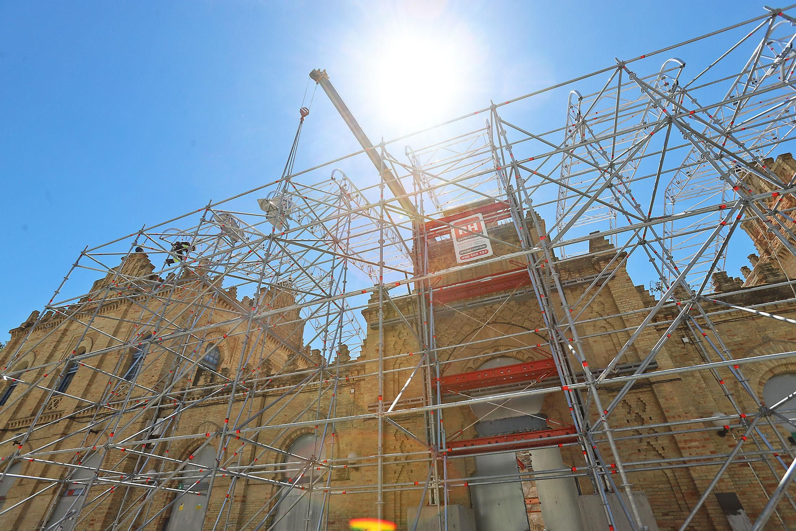 Imágenes del montaje del techo de la antigua estación de trenes de Huelva