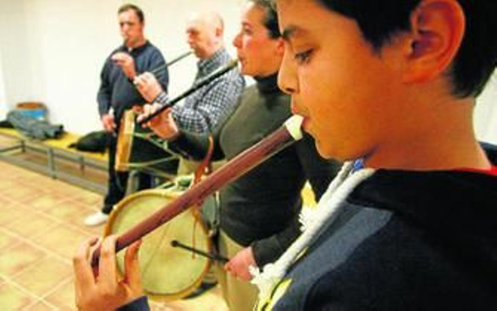 Sobre estas líneas, el director con los alumnos. Arriba, el alumnado, en plena clase.