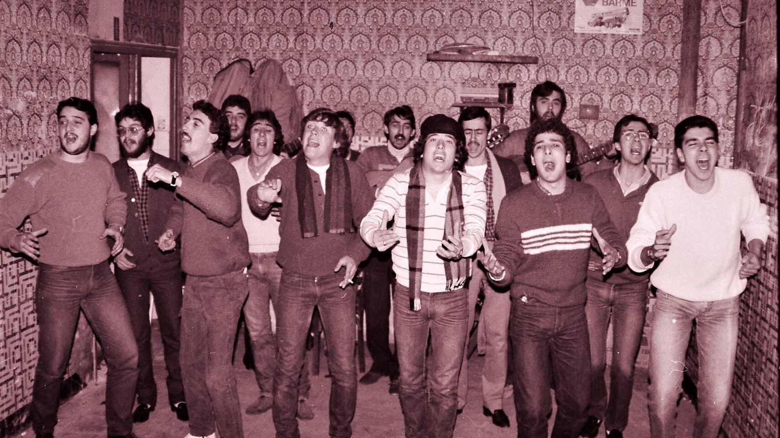 La comparsa 'En ruta' (1985) en su local de ensayo.