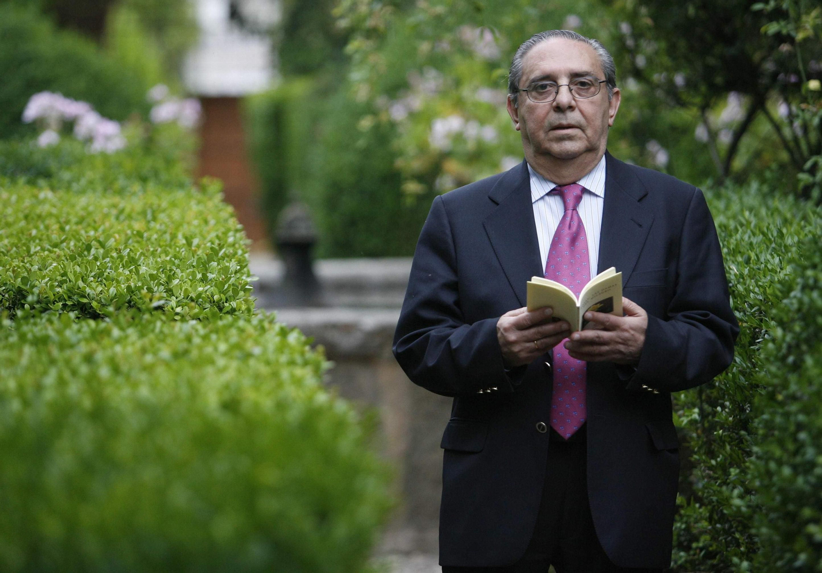 Manuel Ríos Ruiz en el Palacio de Viana (Córdoba) durante un recital de poesía.