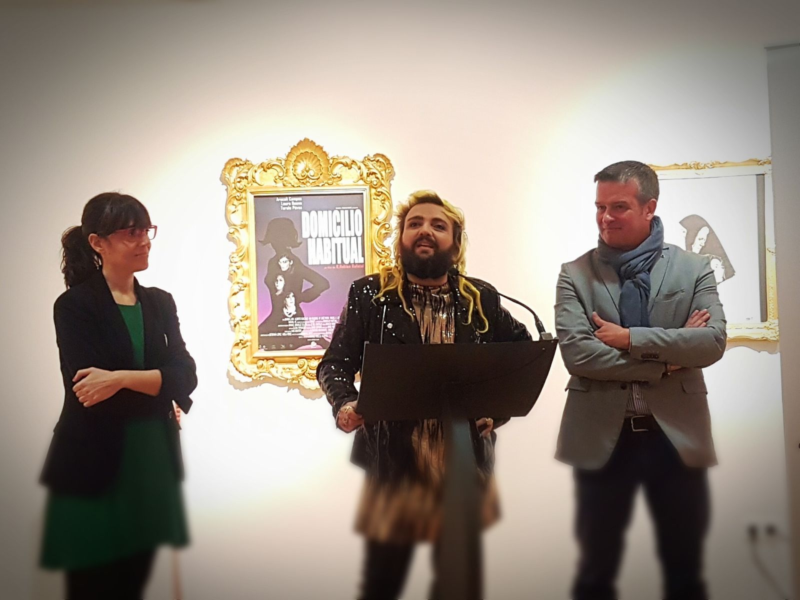 Rafatal, en el centro, junto al diputado provincial Víctor González y la coordinadora del MaF, Cristina Consuegra, en la presentación de la muestra.