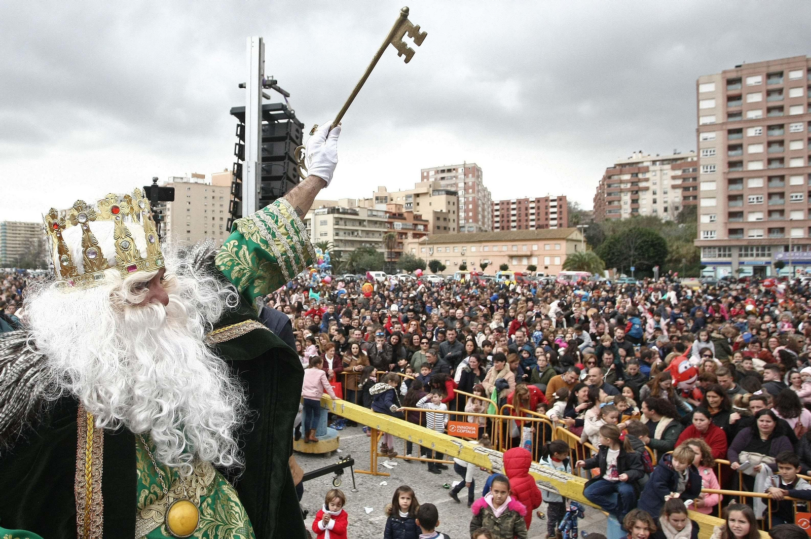 El tradicional arrastre de latas en Algeciras