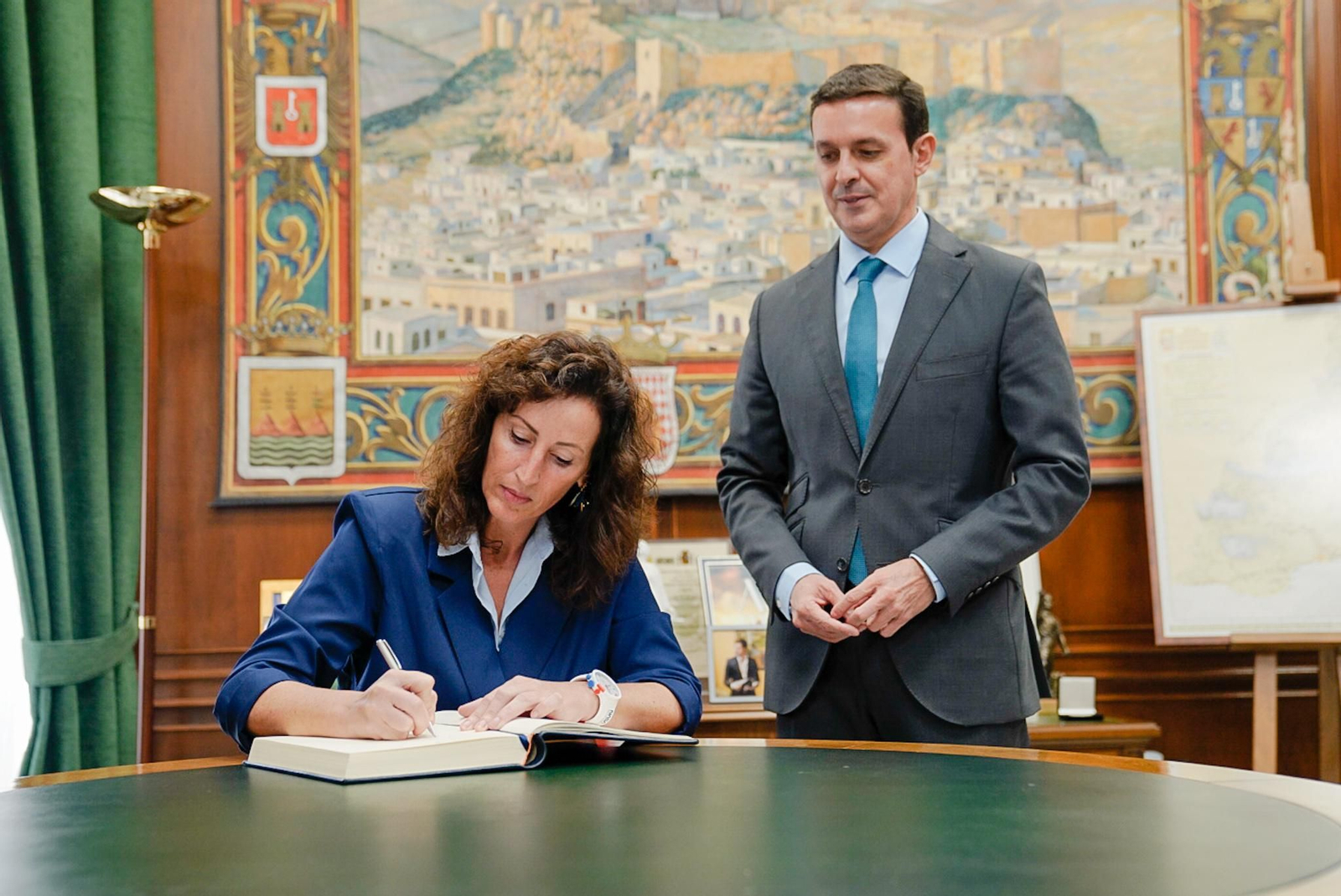 La alcaldesa firma en el Libro de Honor de la Diputación ante la mirada de su presidente