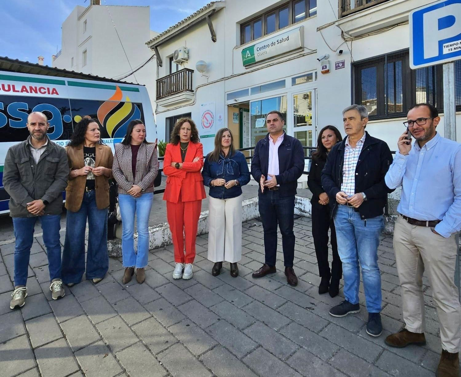 Remedios Palma, Irene García y Juan Cornejo, frente al Centro de Salud de Olvera.