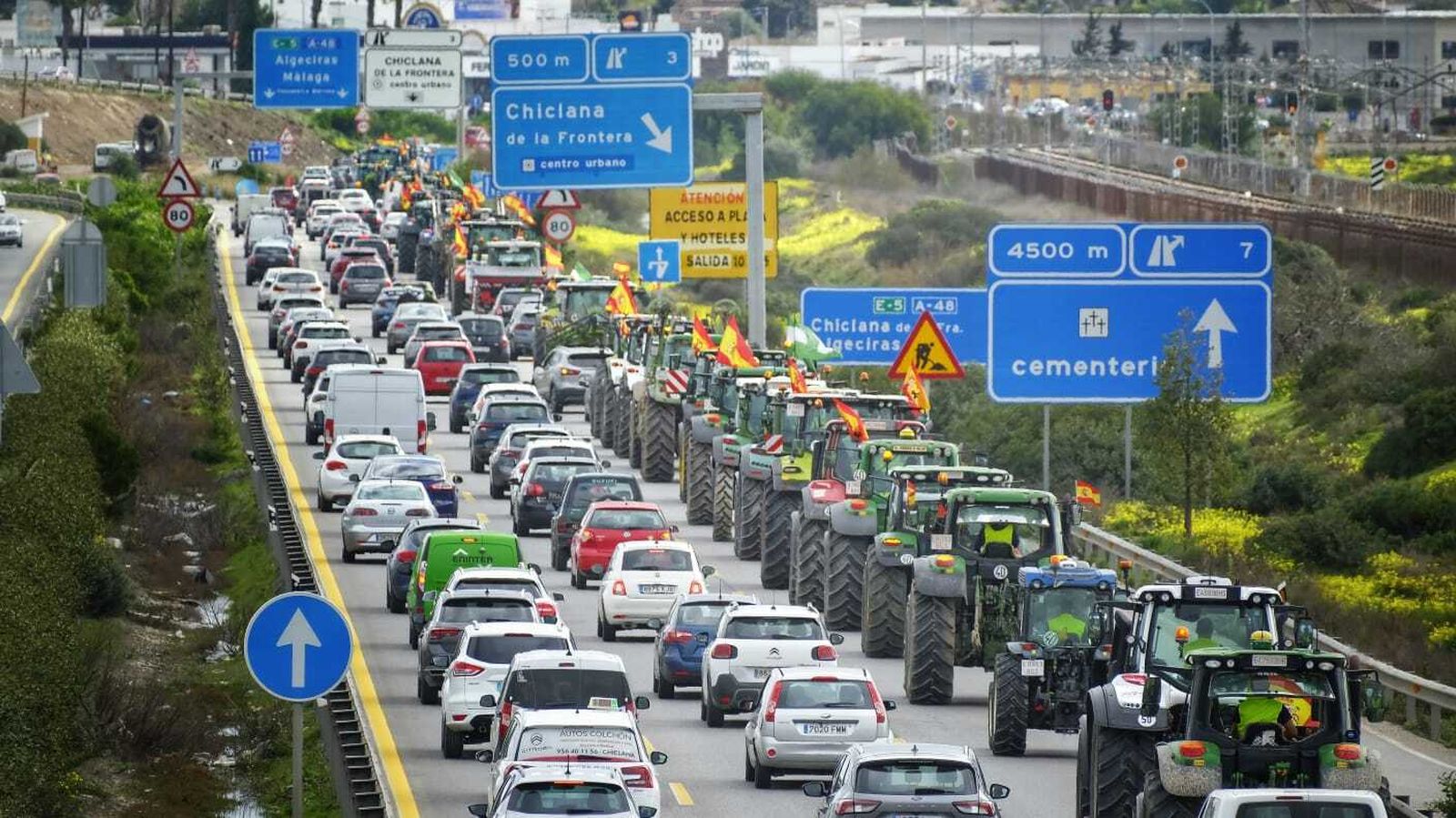 Imágenes de una nueva jornada de protesta de los agricultores en las carreteras de Chiclana
