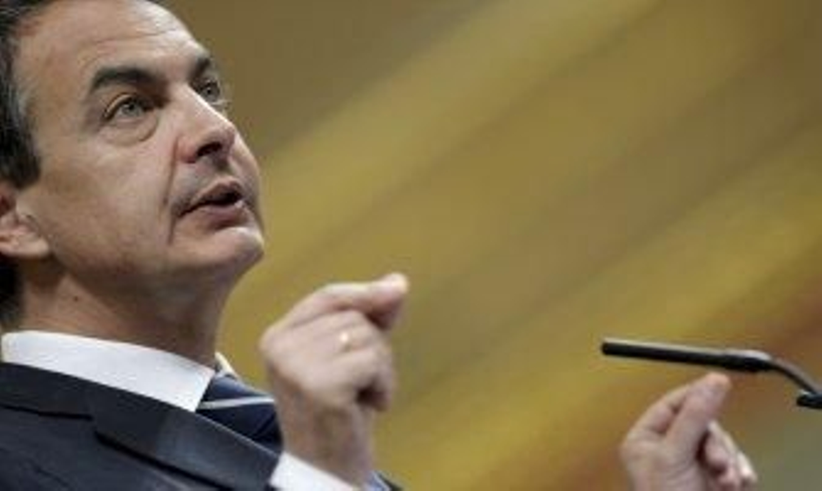 Zapatero defiende la intervención de CCM y asegura que los riesgos son "limitados y abordables"