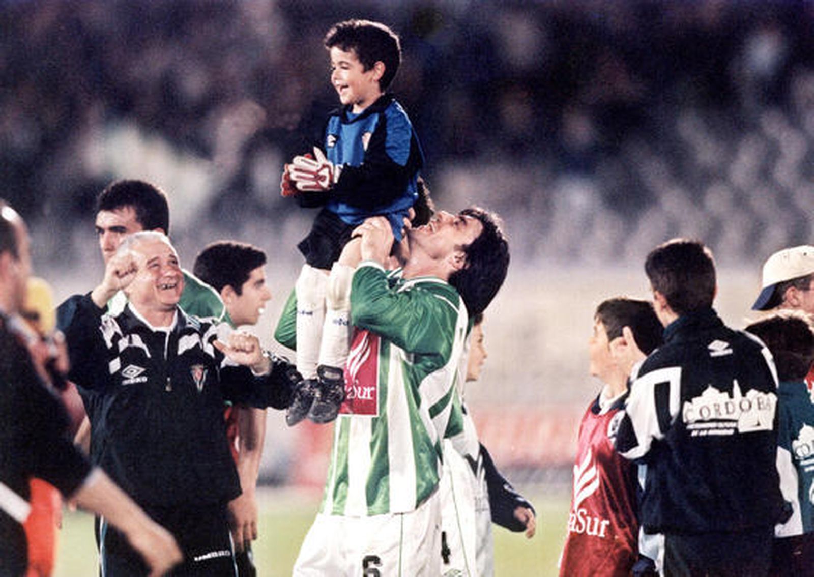 Rafael Márquez Campos celebra un triunfo mientras Puche abraza a su nieto.