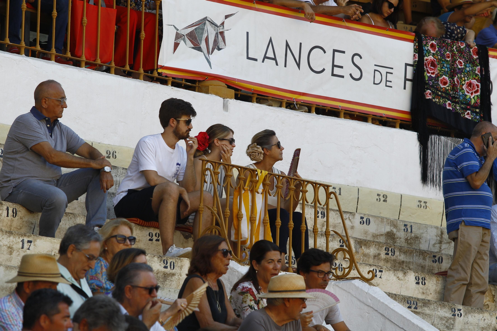 Las imágenes del ambiente del tendido en la novillada de la Feria Taurina de Almería
