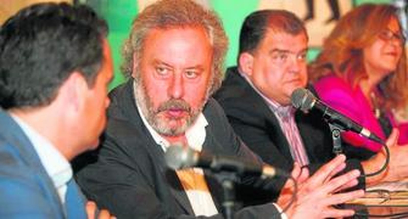 El escritor Julio Llamazares (segundo por la izquierda) junto al director de 'Diario de Cádiz', Rafael Navas, Antonio Castillo y Yolanda Peinado.