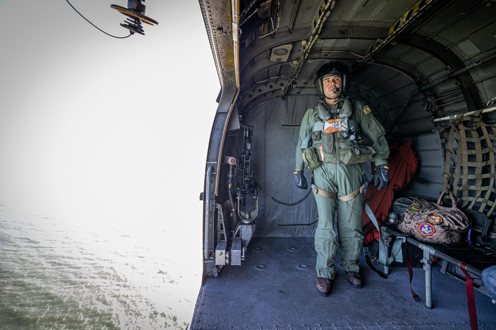 Imágenes del vuelo de despedida de los 'Sea King'  de la Quinta Escuadrilla de la FLOAN de la Armada por la Bahía de Cádiz