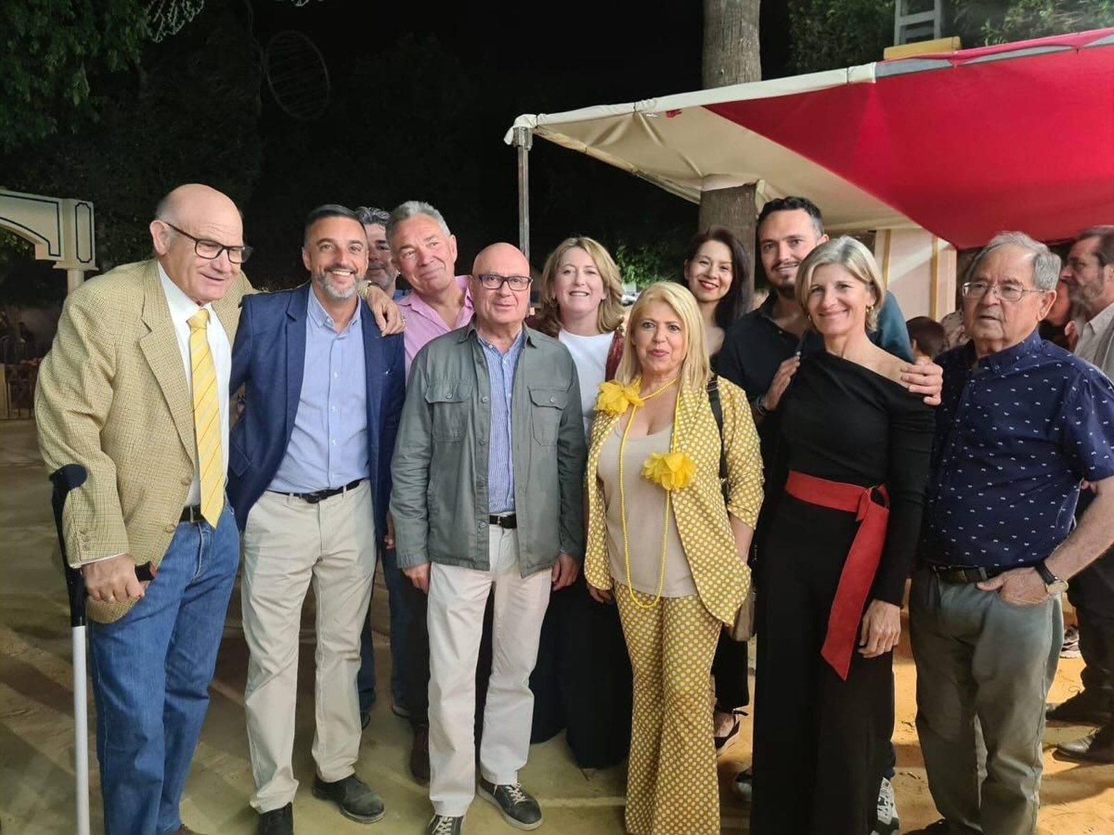 José Antonio Díaz, con Mamen Sánchez y otros militantes socialistas en la caseta del PSOE en la Feria del Caballo.