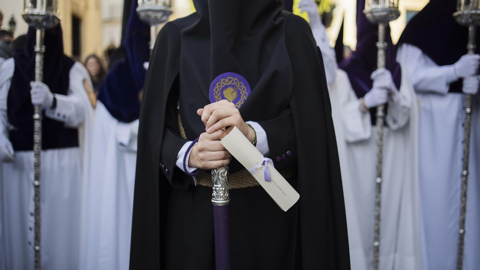 El diputado de cruz de guía del Mayor Dolor con la petición de entrada en carrera oficial.