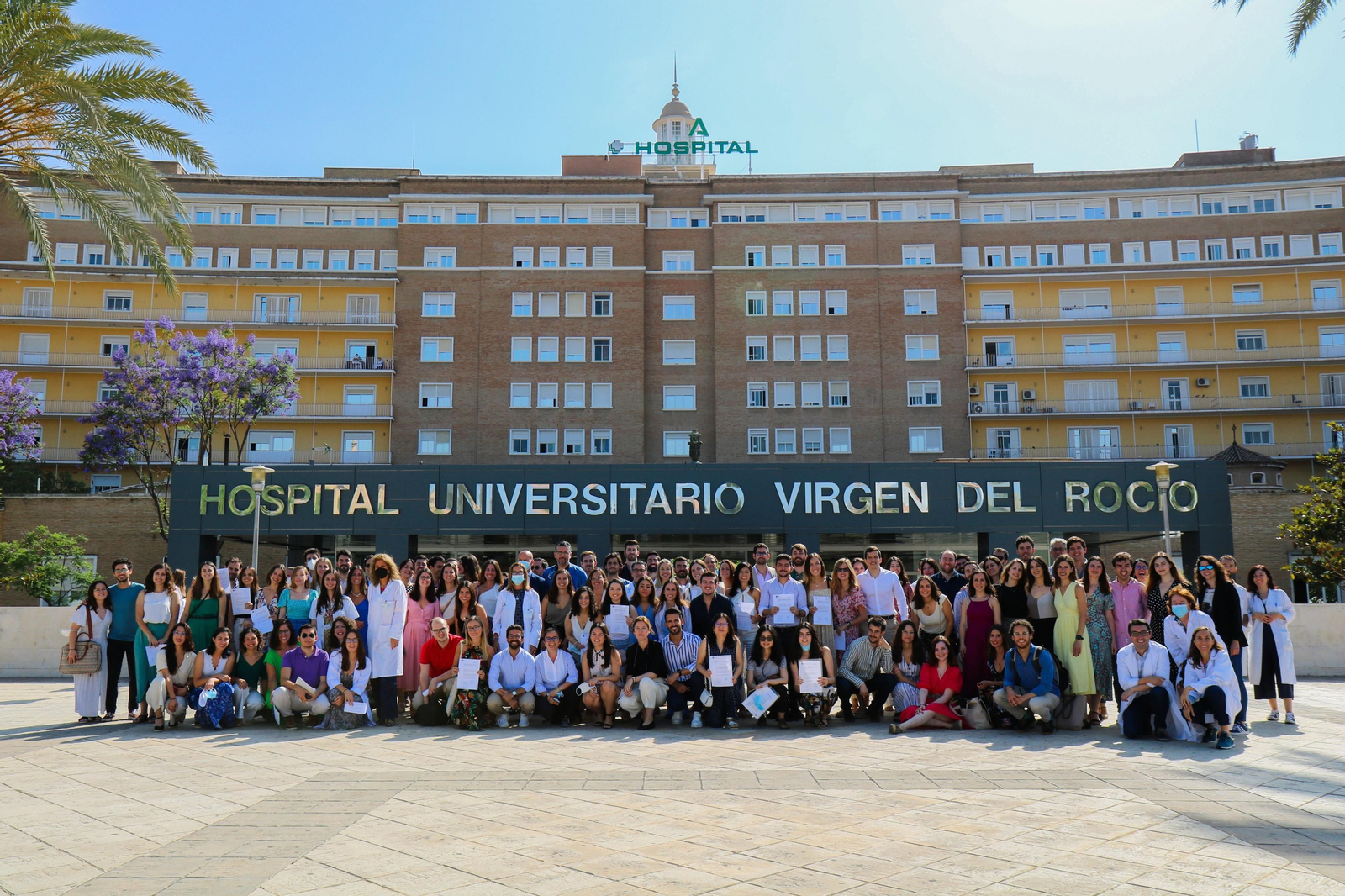 El acto de despedida de un gripo de profesionales que acaban su residencia en el Virgen del Rocío.