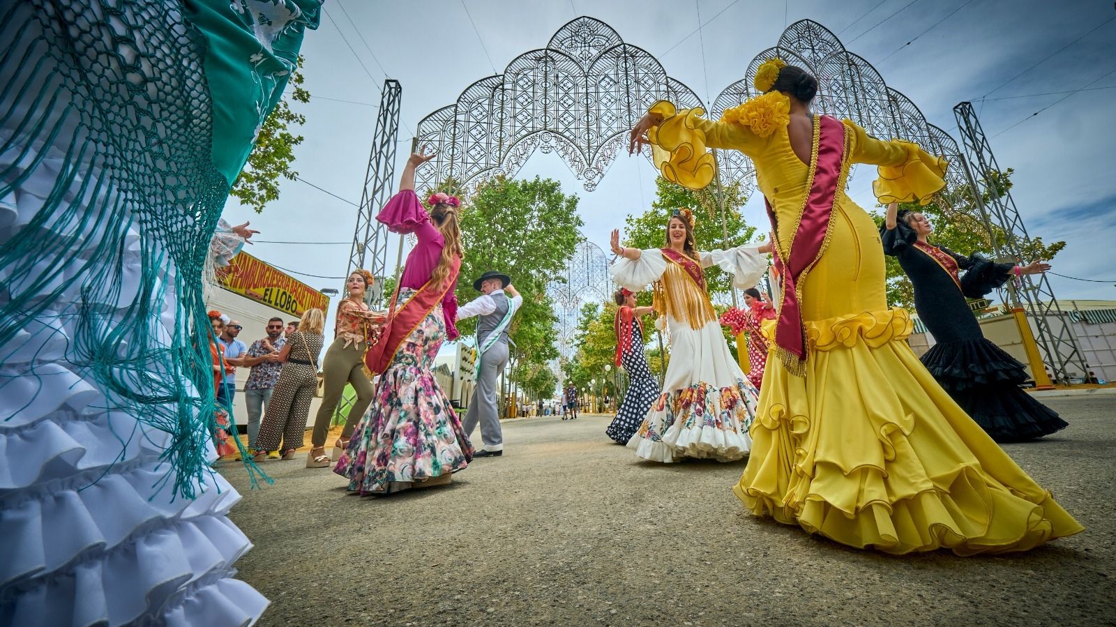 Damas de la Feria bailan sevillanas en el Paseo Canalejas
