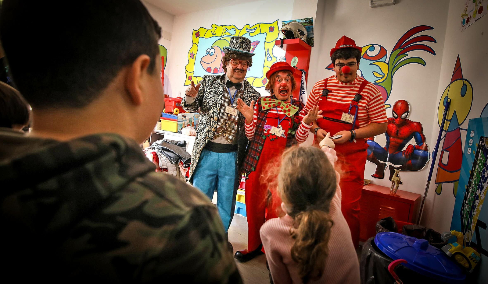 Imágenes de los Payasos Sanadores PASA en el hospital de Jerez.