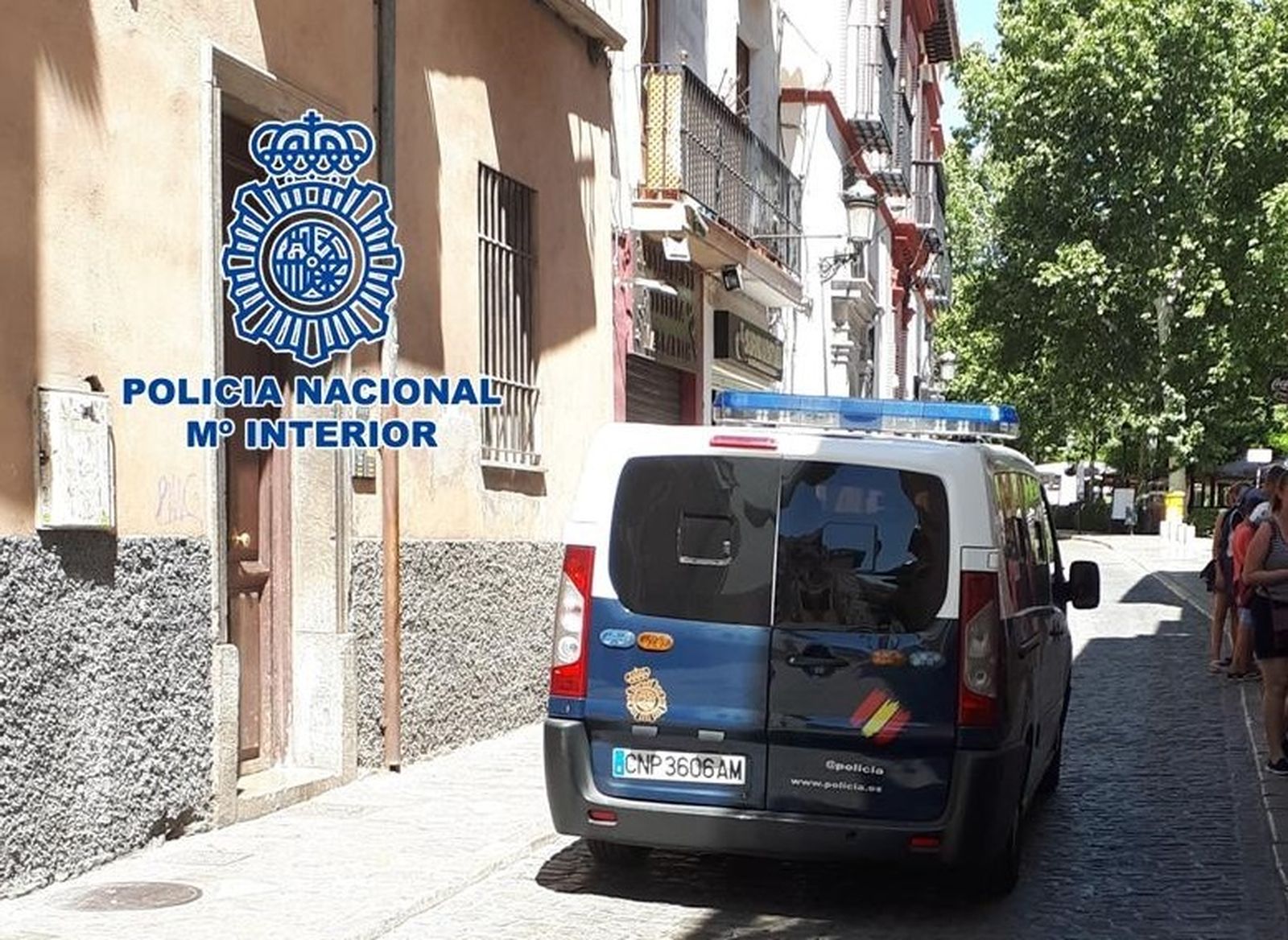 Un vehículo de la Policía Nacional en el centro histórico de Granada