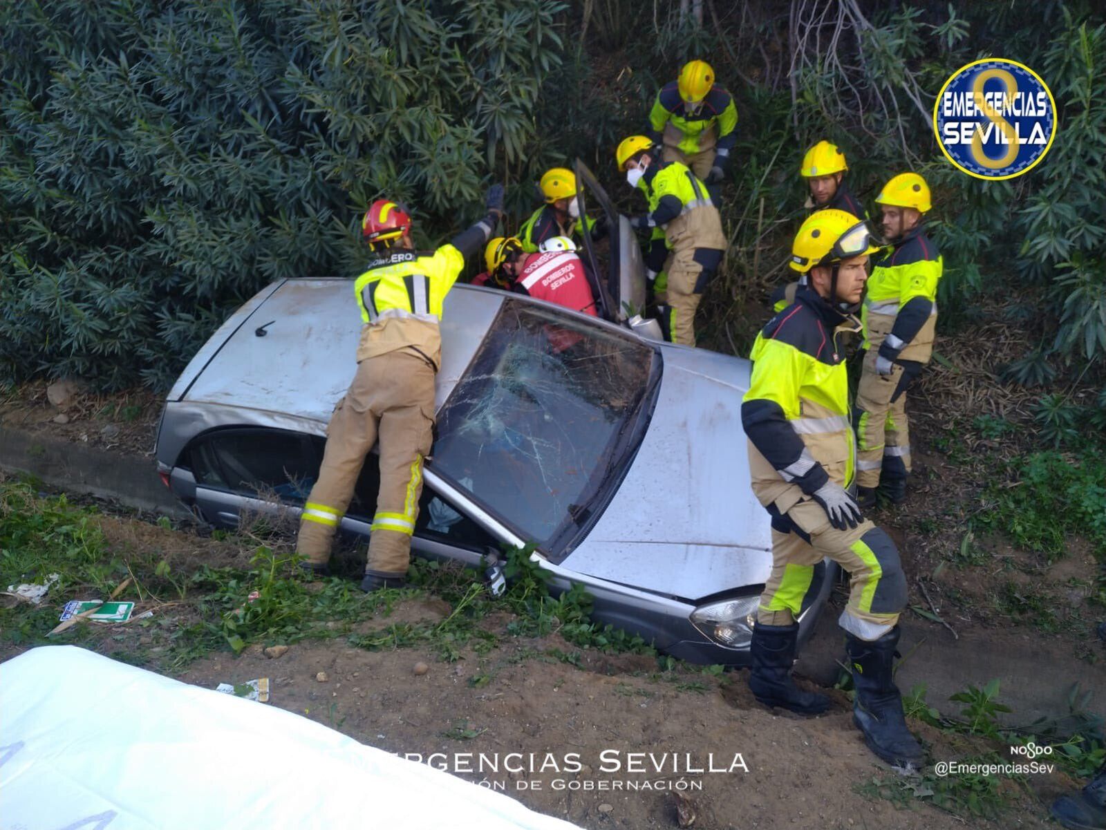 Rescatada una mujer al sufrir su coche una salida de vía en la SE-30