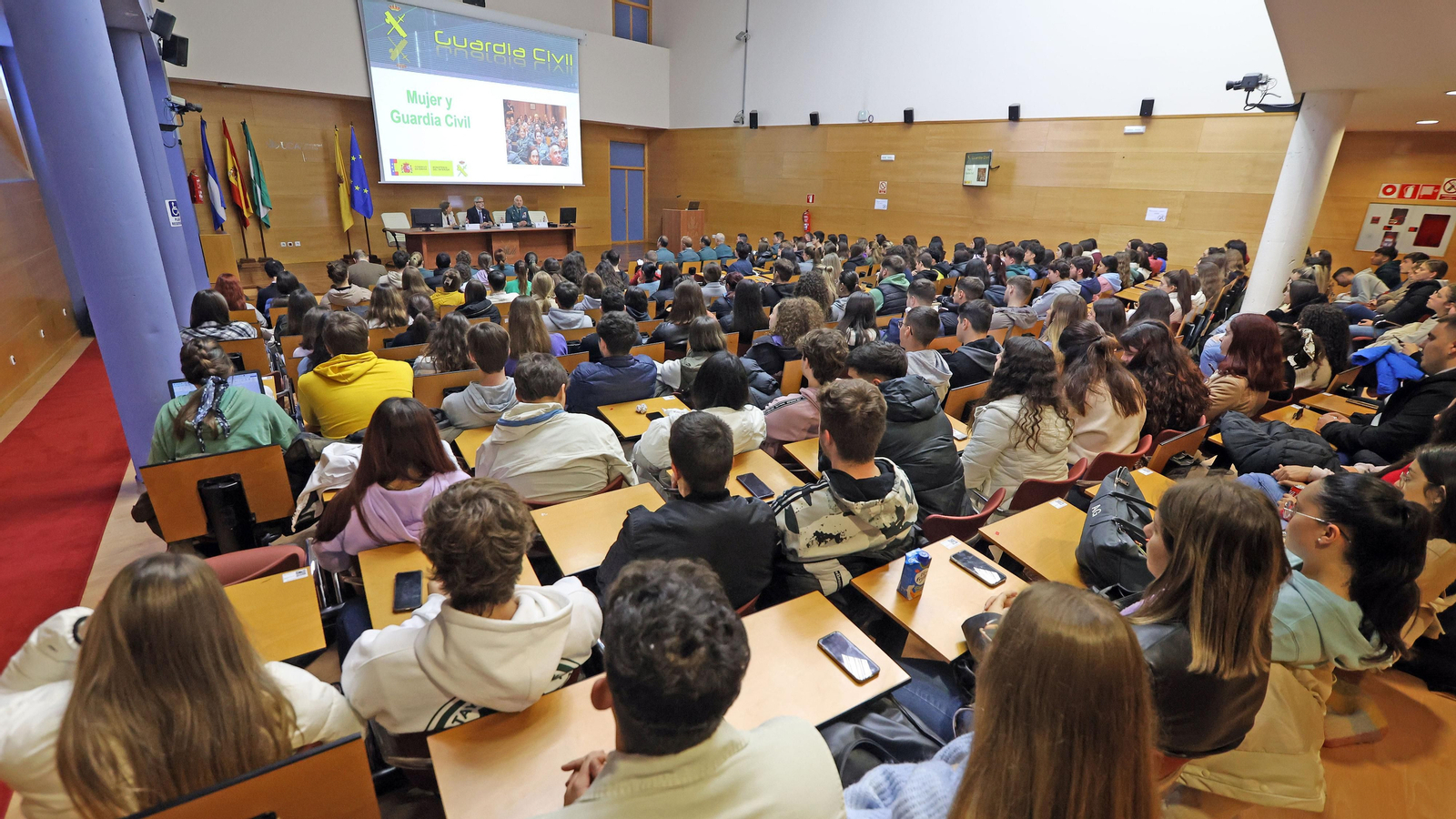 La mujer en la Guardia Civil, debate en la UCA en Jerez con motivo del 8M