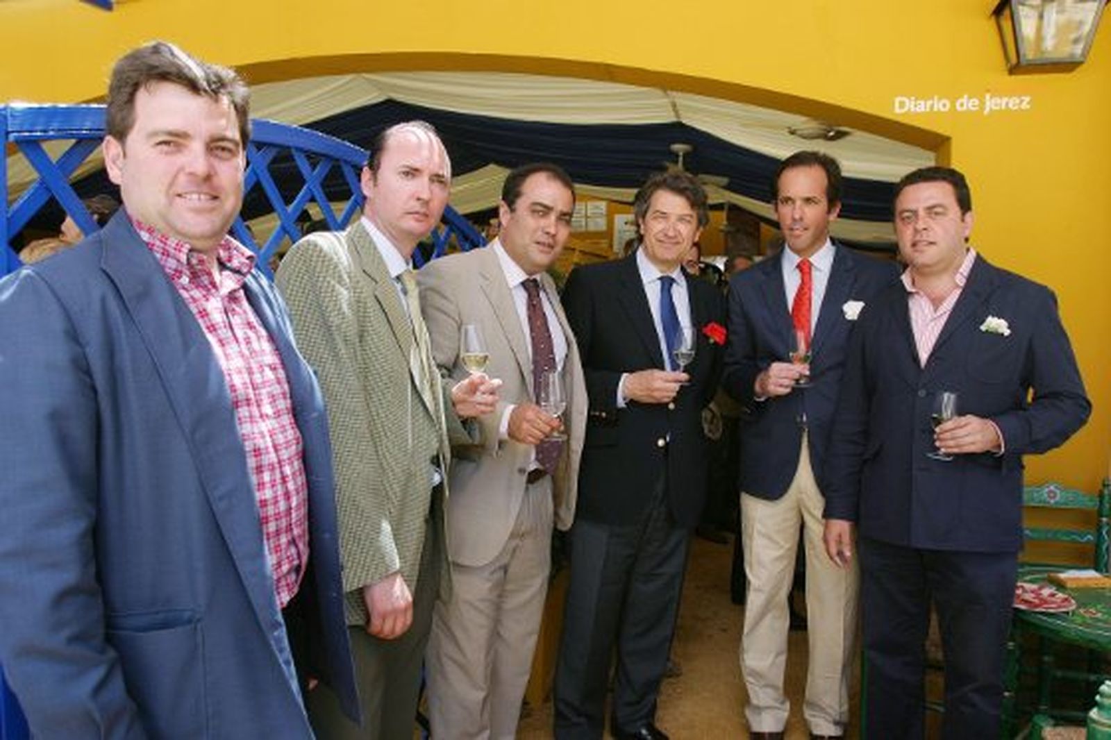 Luis Osborne, Juan Alfonso Romero, David Fernández, Luis de Diego, magistrado de Cádiz y Manuel Arévalo, a las puertas de la caseta del Diario.

Foto: Vanesa Lobo