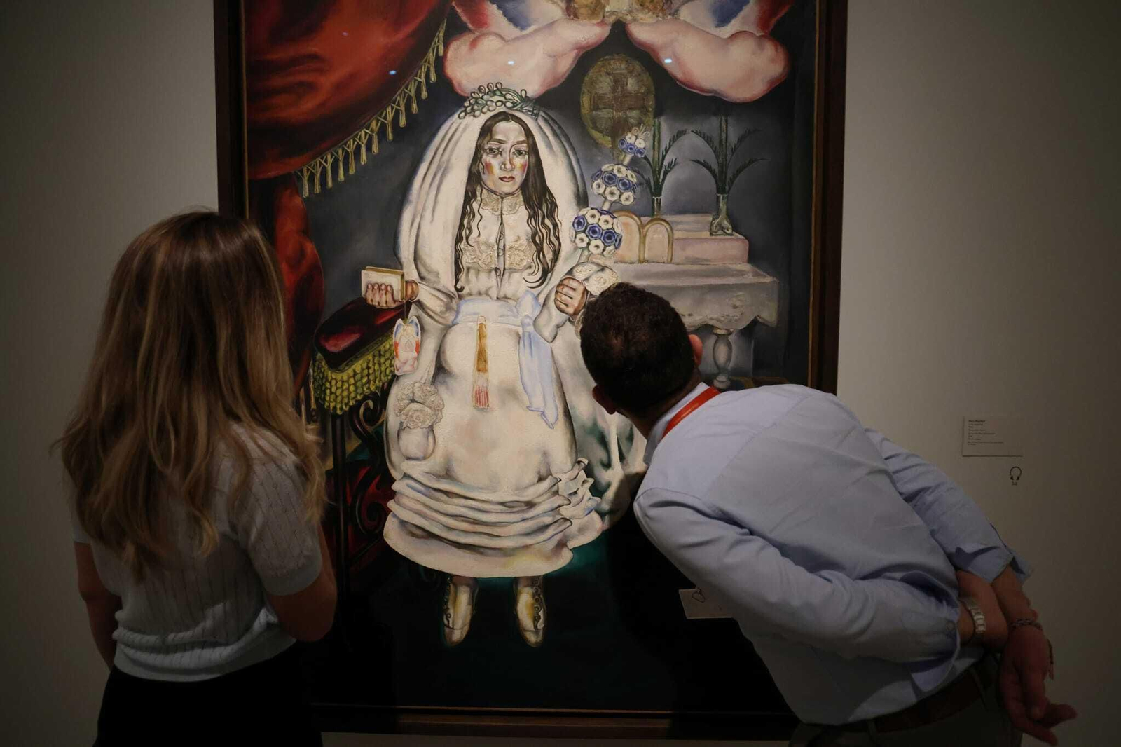 Visitantes observan 'La comulgante' (1914), de María Blanchard, este lunes en el Museo Picasso Málaga. Visitantes observan 'La comulgante' (1914), de María Blanchard, este lunes en el Museo Picasso Málaga.