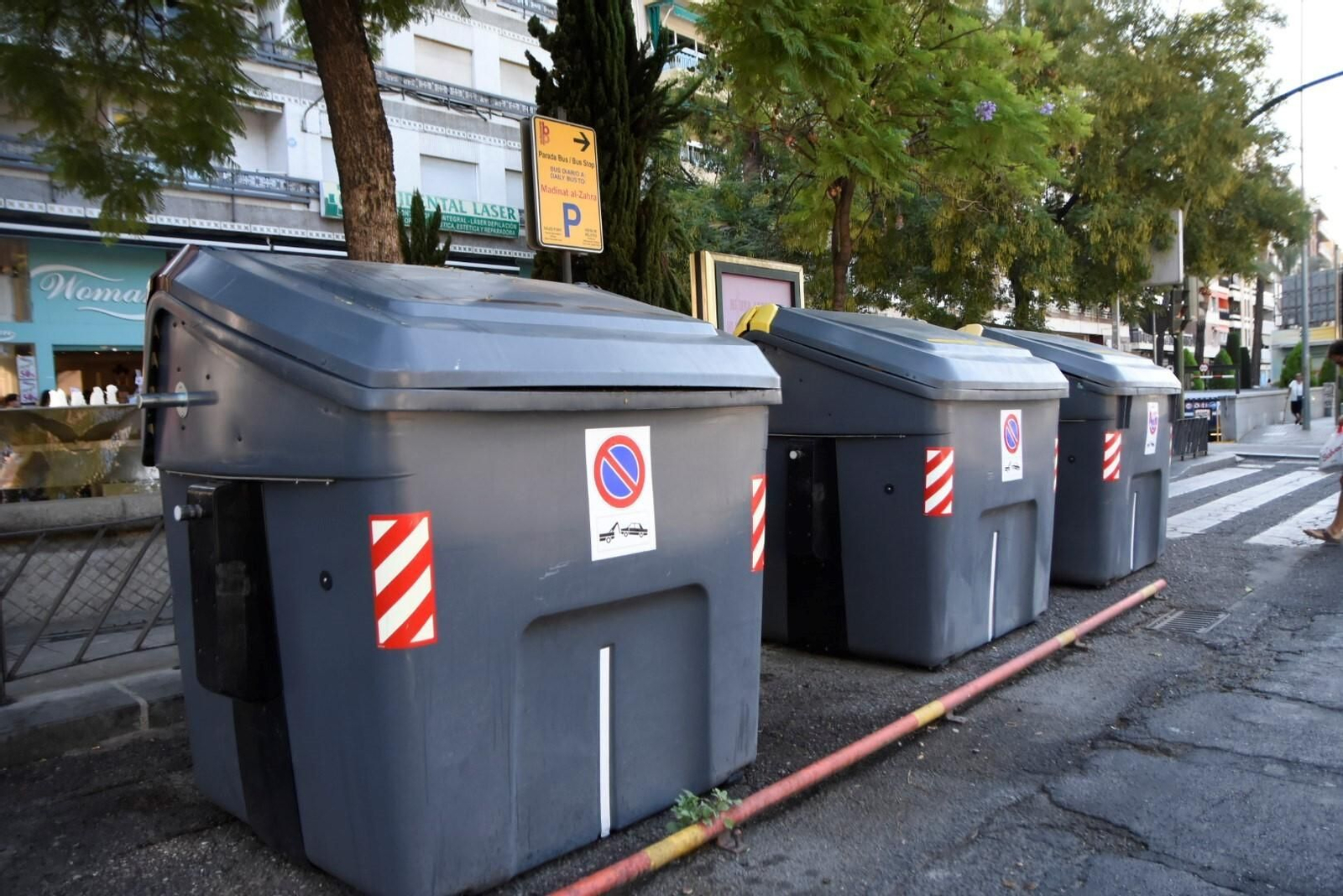 Contenedores de Sadeco en el Paseo de la Victoria.