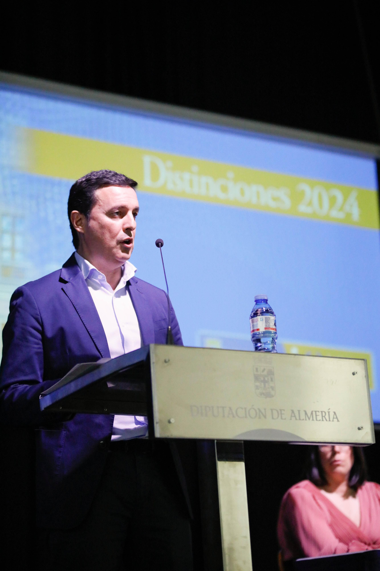 Imágenes de la entrega de los Escudos de Oro del IEA y la celebración de su Plenario