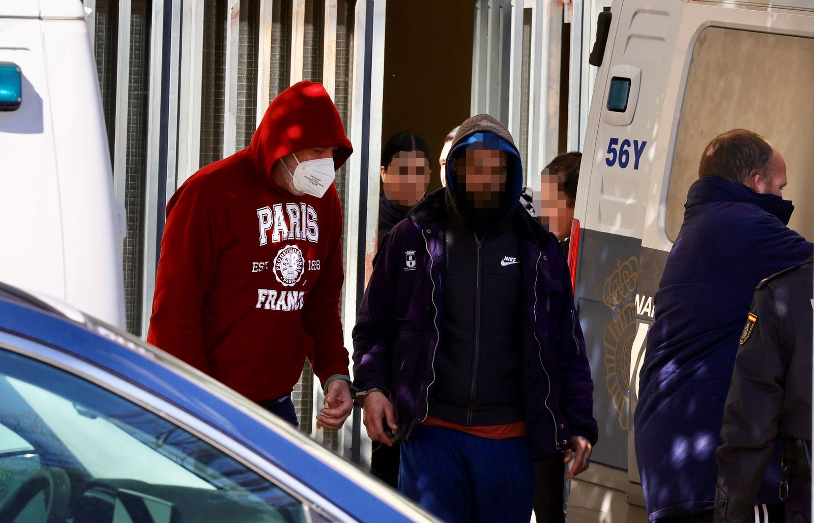 El Dioni de Pino Montano, con mascarilla y capucha, sale de los juzgados camino de prisión.