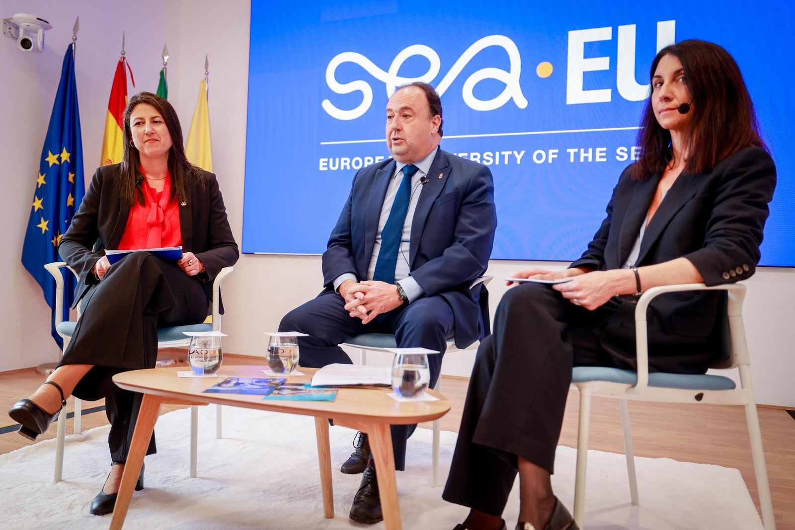 La vicerrectora de internacionalizacion de la UCA, Marcela Iglesias, el rector Casimiro Mantell y la directora de Desarrollo Estratégico de Navantia, Elena Corrales.